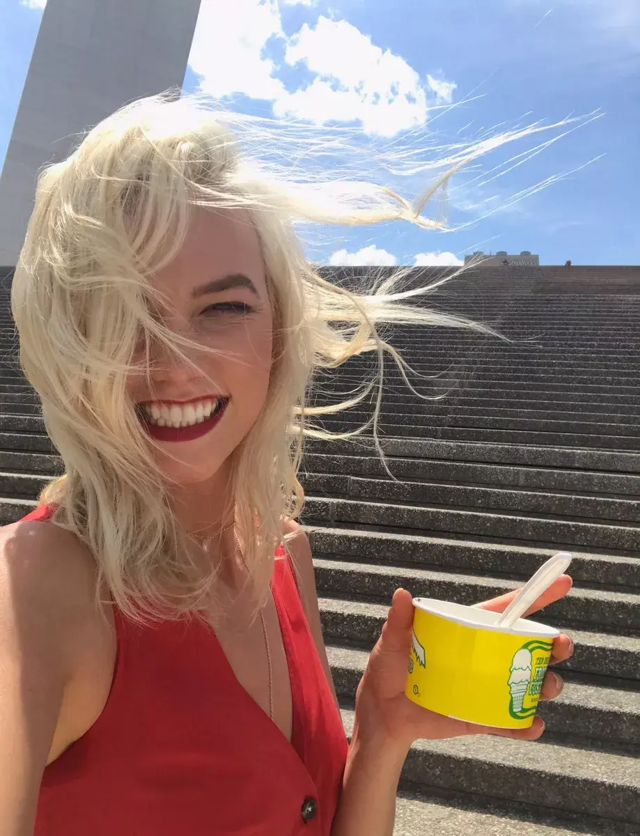 A la ex modelo de Victoria Secret Karlie Kloss todo lo que queda bien, pero este corte sumado a su melena platinada la están rompiendo en el verano estadounidense.