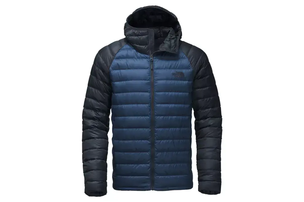 Caliente, ligera y compresible, una campera de pluma ideal para los papás que hacen actividades donde la capa de calor es esencial (The North Face, $10790).