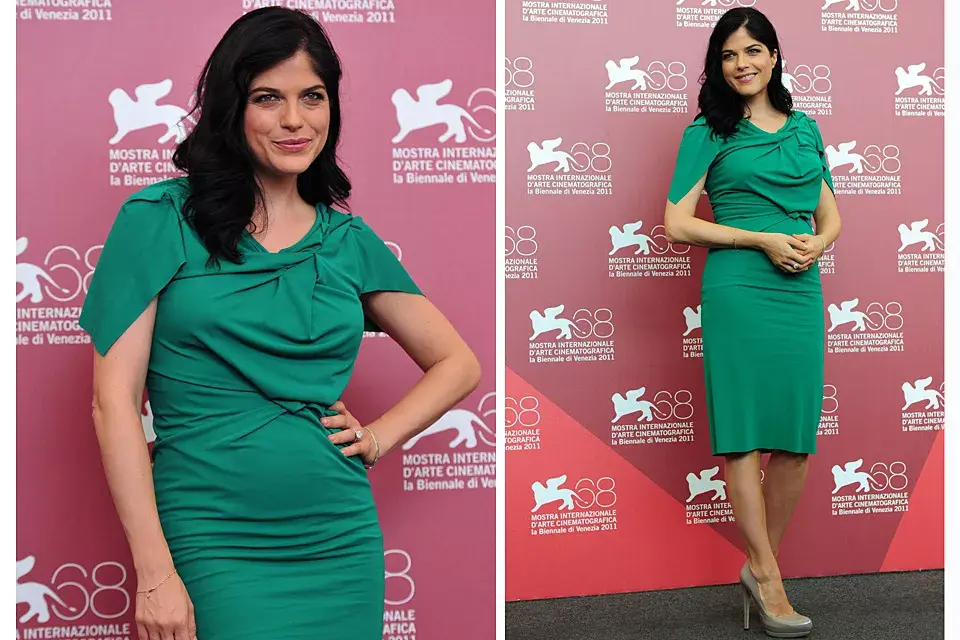 Selma Blair eligió un vestido corto con detalles drapeados de Roland Mouret en color esmeralda
