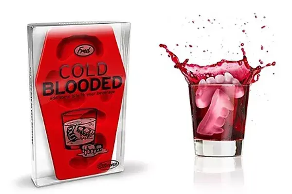 Para los hielos usa estas cubeteras con formas de dientes de vampiro