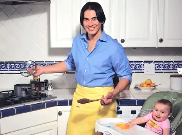 Esta viene sin mensaje pero qué lindo sería llegar a casa del trabajo y encontrar a nuestro chico haciendo la cena con el bebé al lado, no?