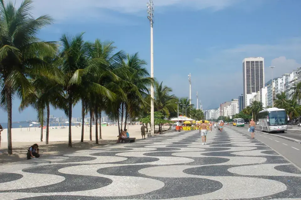 El coco gelato es un obligatorio si te das un paseo por la playa. Además hay todo tipo de accesorios y prendas coloridas
