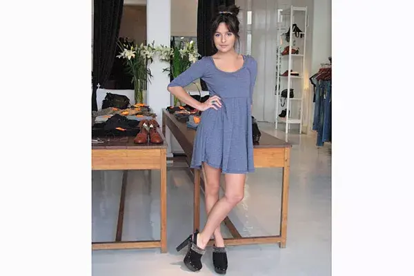 Brenda Aniscar combinó un vestido muy casual con plataformas de madera con detalles de corderito; todo de DelaOstia