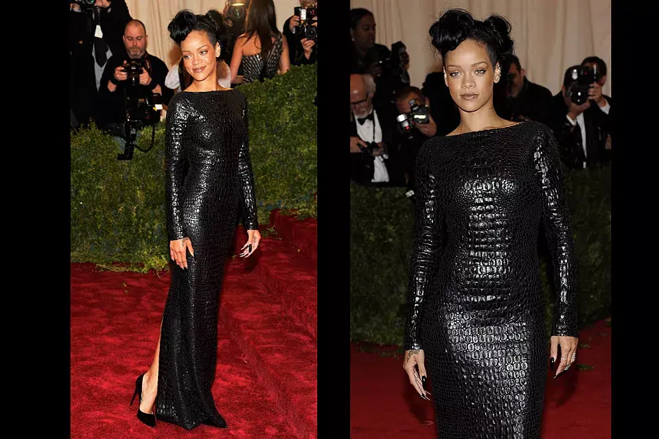 Súper sexy, Rihanna impactó con un vestido de trama cocodrilo bien al cuerpo cerrado por delante y con escote en la espalda de Tom Ford en color negro