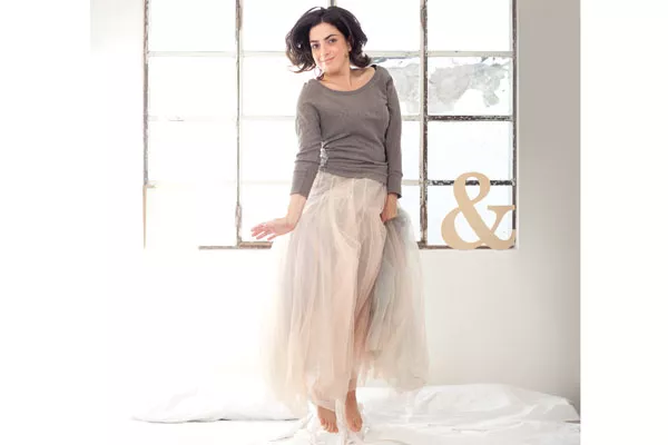 Remera con escote bote de algodón (Paula Cahen d''''Anvers, $280), falda con varias capas de tul superpuestas (Sathya, $840)