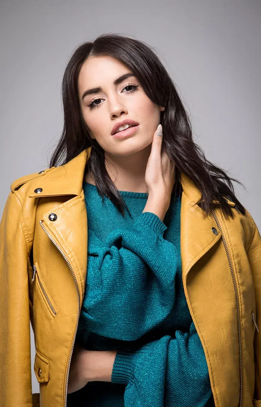 Chaqueta (Koxis, $2990), suéter (Tucci, $2250), falda (Yagmour, $1399).