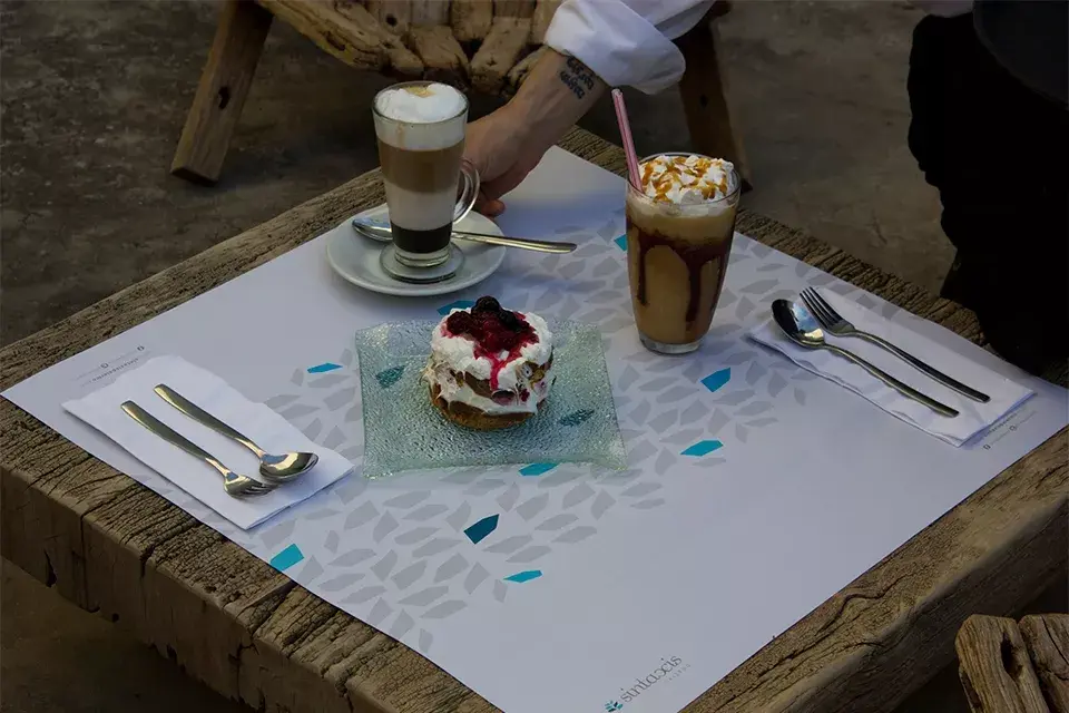 Un postre con masa de semillas, crema de cajú y frutos rojos