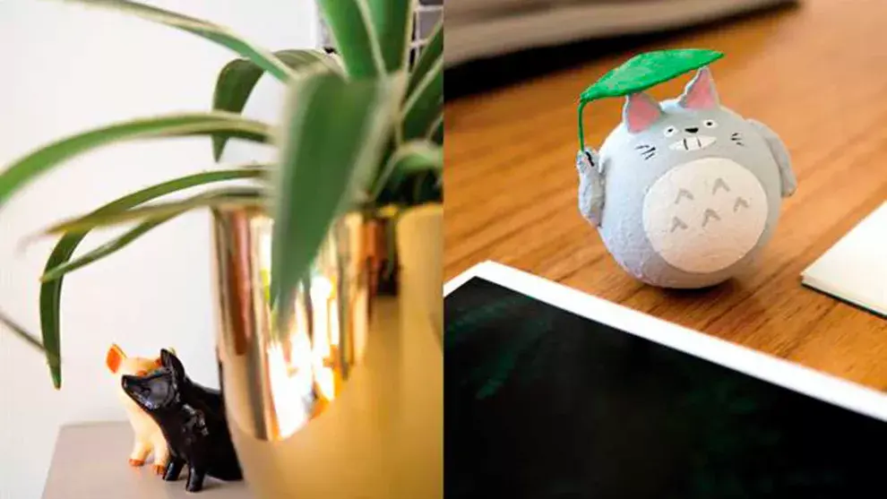 El escritorio es su rincón preferido: "Es simple, útil y ordenado". Sobre la tabla, Totoro (de la peli animada japonesa Mi vecino Totoro) y algunas postales orientales