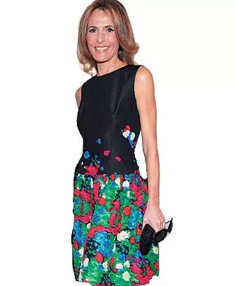 ROSELLA DELLA GIOVAMPAOLA. Vestido floreado con el rojo muy presente; además usó zapatos peep toe, must de media estación
