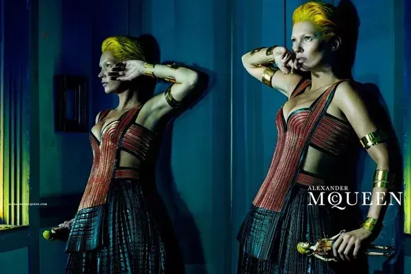 Como una gladiadora del futuro, ssí se la puede ver a Kate Moss en la nueva campaña de McQueen