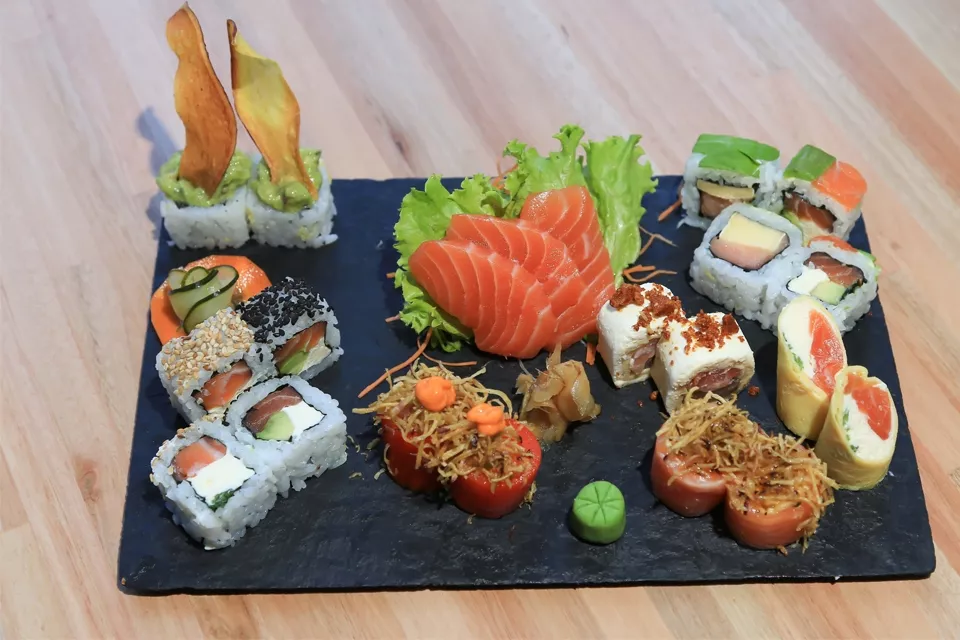 Akira es una de las cadenas pioneras en el arte de crear piezas de sushi premium, platos orientales y cocina fusión con ingredientes característicos del Perú