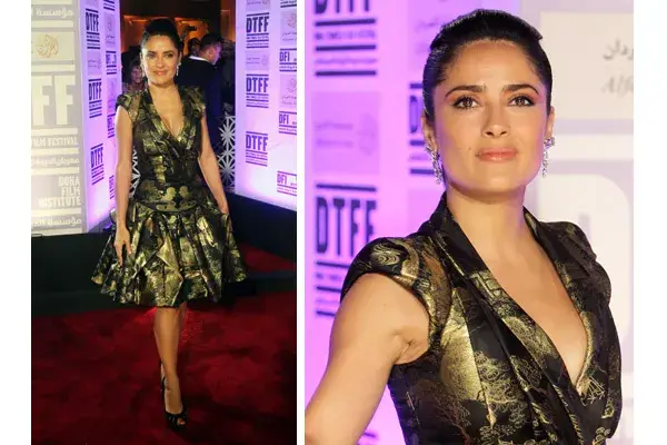 Salma Hayek es fanática de los diseños de Alexander McQueen y se inclinó por este vestido en negro y dorado de falda con pliegues voluminosos y estructurados