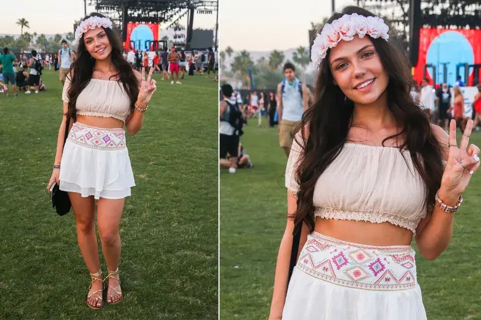 Esta chica elige un look más romántico para asistir al festival de Coachella: topcito con hombros descubiertos, minifalda acampanada con guarda étnica y vincha de flores