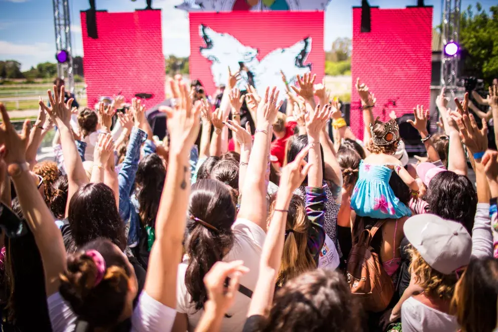 Una de las postales más representativas del día: mujeres bailando llenas de energía.