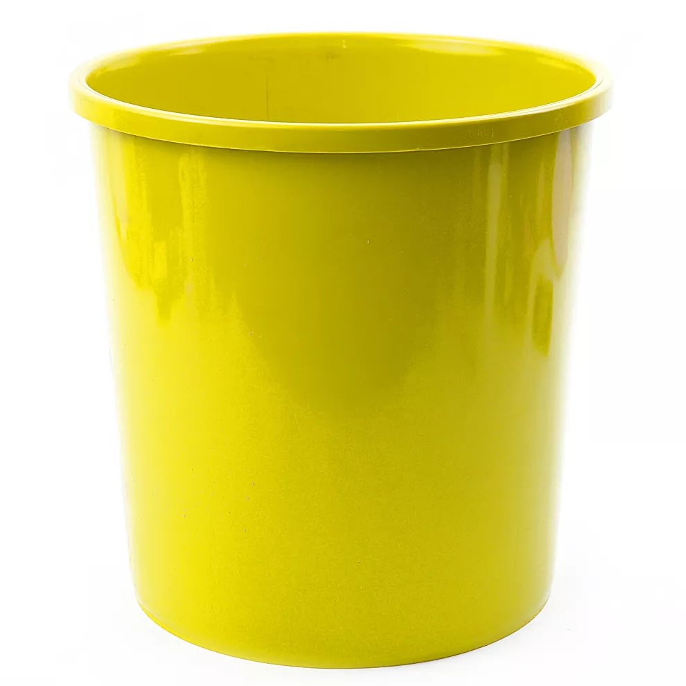 Cesto papelero de plástico amarillo, lo conseguís en Staples Argentina ($594,99)