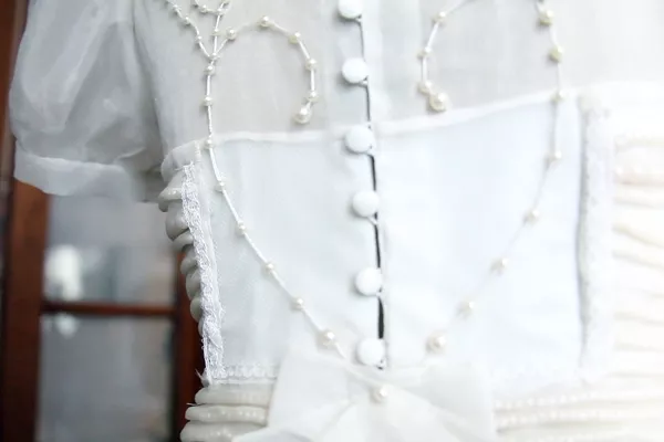 Detalle de un vestido, bordado con perlas, por María Pryor