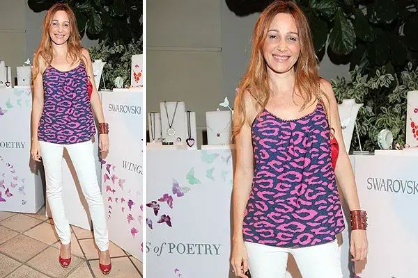 Verónica Lozano eligió una remera estampada, chupín blanco y cartera y zapatos colorados para ir a la presentación de la nueva colección de Swarovski