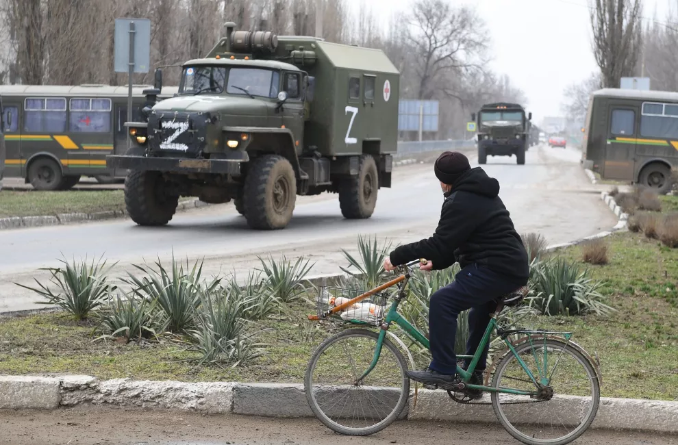 Se ven camiones militares rusos en Armyansk, en el norte de Crimea, Rusia