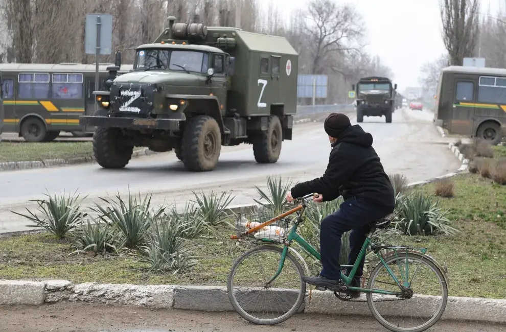 Se ven camiones militares rusos en Armyansk, en el norte de Crimea, Rusia