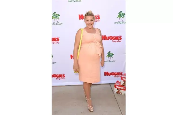 La actriz Busy Phillips con un vestidito bien fresco para pasar la primavera