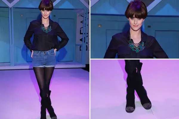 Camisa negra, short de jean y botas con tachas para Mónica Antonópulos