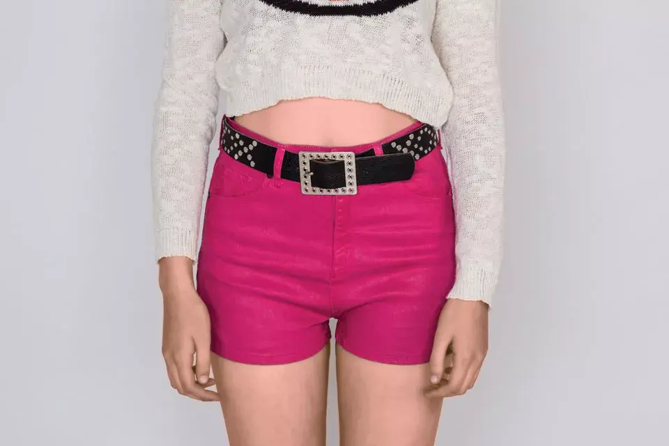 Ancho. si tenés cintura pequeña y caderas no muy pronunciadas, el cinturón ancho es la que va. Si es con tachas, ¡mejor!