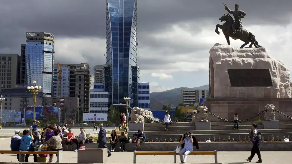 La plaza central de Ulan Bator, rodeada tanto por edificios de la era soviética como por nuevas torres