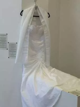 Este vestido de novia recibe a los visitantes al entrar en el museo