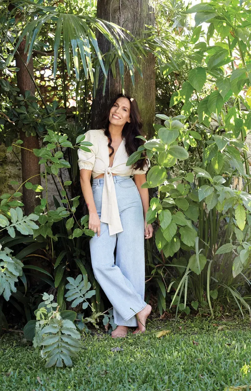 Jeans, Levi´s, $8480. Top, Valentina Karnouby, $8560. 