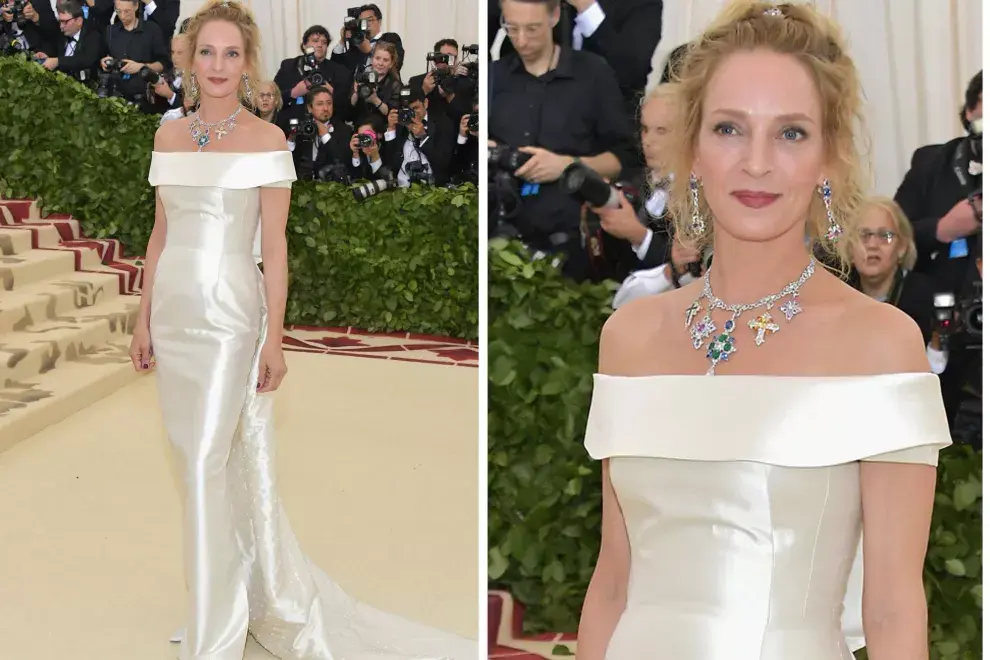 Uma Thurman apostó por este diseño en blanco de organza y sumó un collar con cruces y piedras de colores