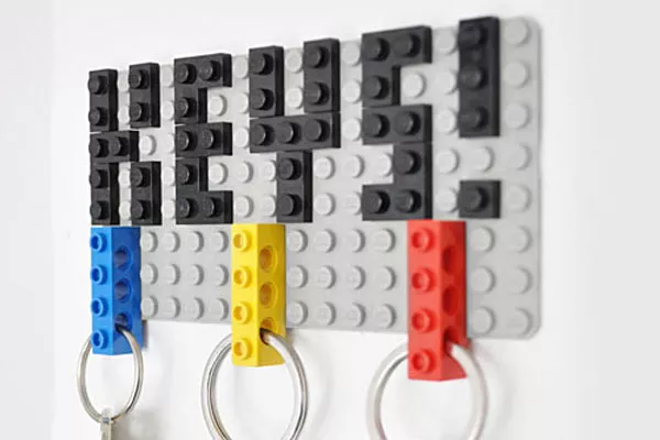 Para los fanáticos de Lego, está planchuela para colgar cerca de la puerta de entrada y una serie de llaveritos "lego" de colores para cada integrante de la familia