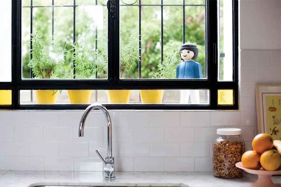 La ventana no existía y se convirtió en una acertadísima opción para bañar de luz natural el ambiente