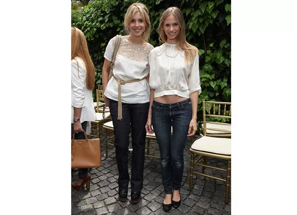 Casi dos gotas de agua. Carla Peterson y Carola del Bianco, de jeans y blusa blanca en el desfile de El Camarín