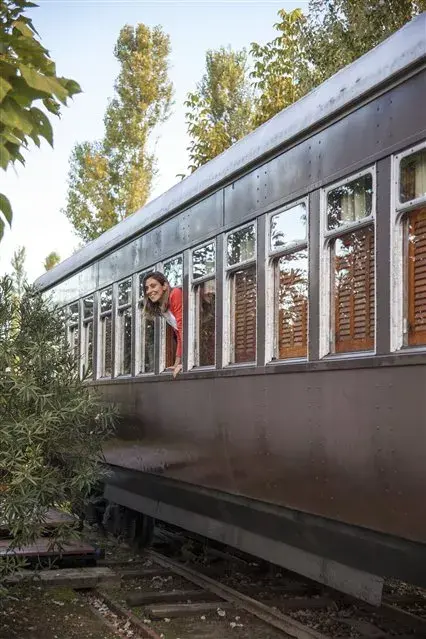 Impecable, y con todas las comodidades, el vagón de La Estación, en Lobos, con capacidad para 6 personas.