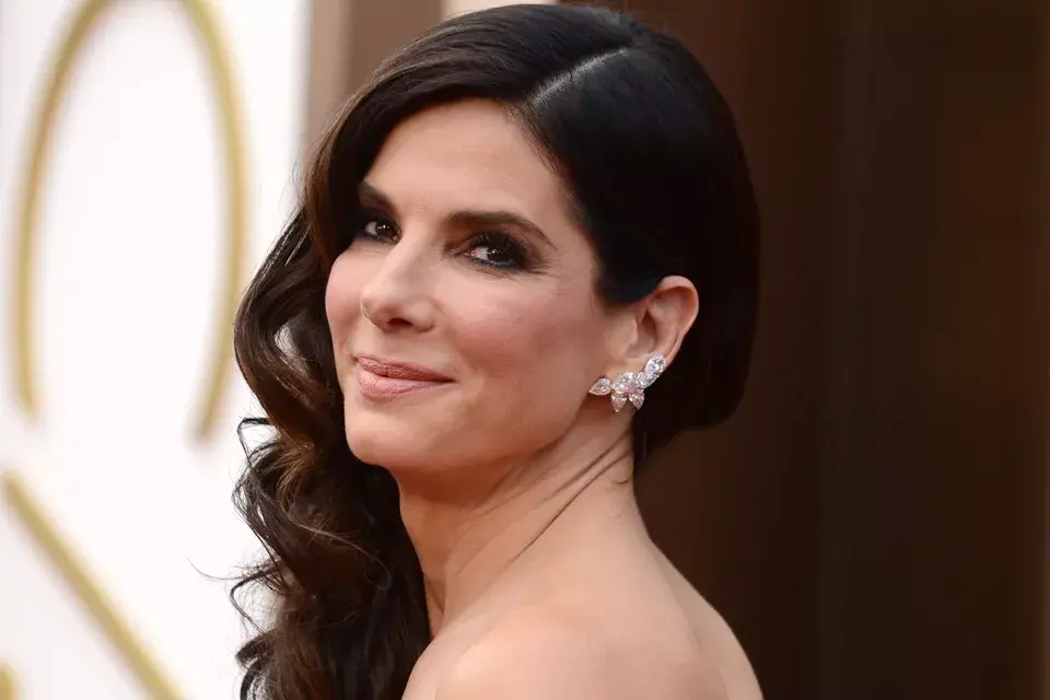 Sandra Bullock, muy trendy con este earcuff de Lorraine Schwartz