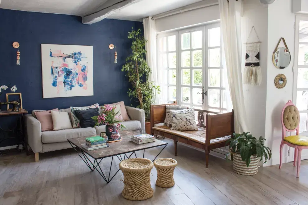 El cuadro lo pintó Mechi y este es el espacio donde la familia pasó gran parte de la cuarentena jugando juegos de mesa, leyendo y disfrutando. 