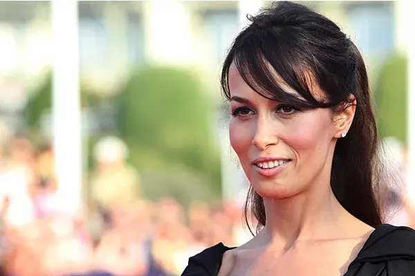 Media cola de caballo y el flequillo hacia el costado para Carmen Chaplin