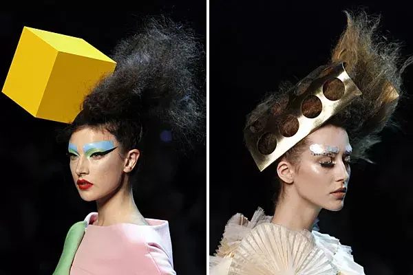 Dior también presentó looks con objetos sobre la cabeza