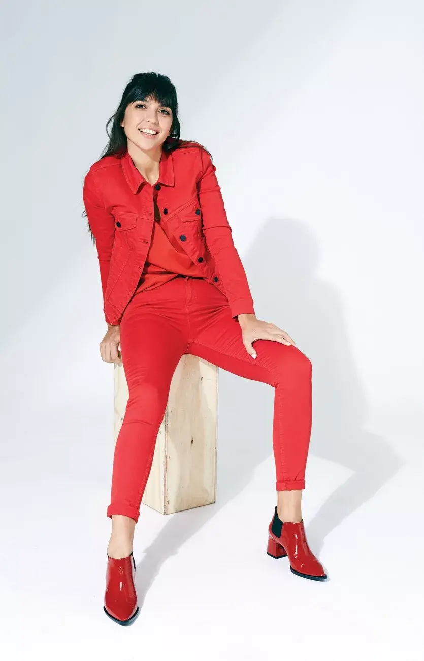 Pantalón y campera (Paula Cahen D’anvers, $2695 Y $4395), remera (Rapsodia, $1500), botas (Prüne, $5190).