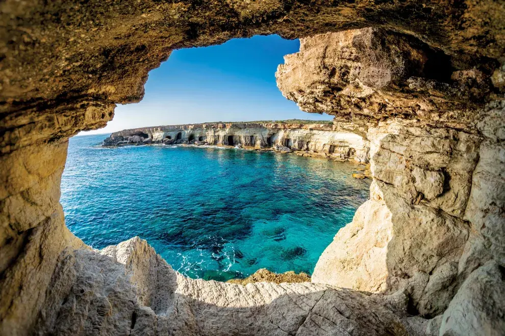 Playas bañadas por el Mediterráneo, ruinas griegas, villas romanas, iglesias bizantinas, termas medievales, mezquitas y aldeas tradicionales forman parte de su encanto.