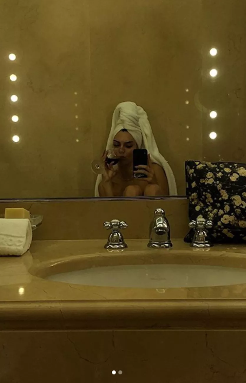 Kendall Jenner, una de las reinas de las #bathroomselfies, que no pierde oportunidad de hacerse dichas fotos.