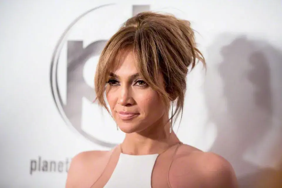 ¡Divino este recogido con volumen en la parte superior de su cabeza! Esta clase de peinados a ella le sientan muy bien