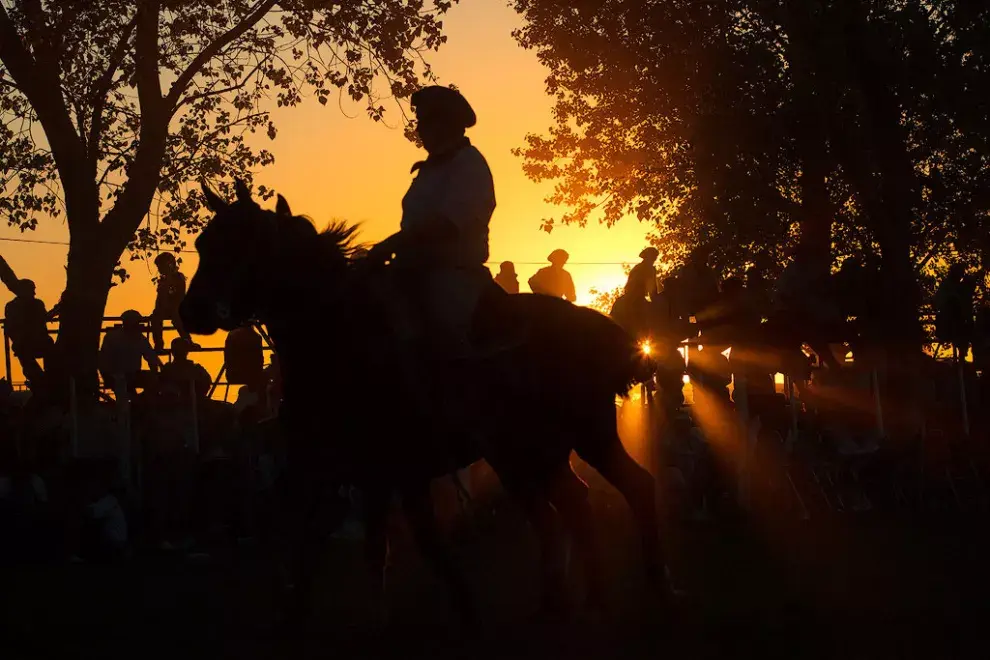 La silueta de un gaucho a caballo al atardecer durante una fiesta popular en Las Flores, Buenos Aires - © Nicholas Tinelli / Argentina Photo Workshops