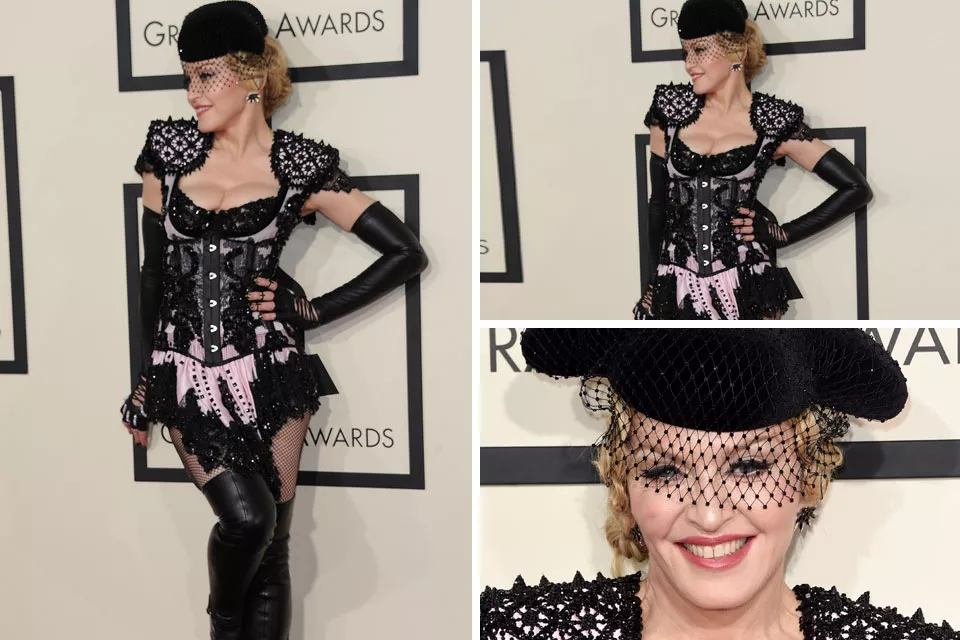 Madonna y una lluvia de accesorios: velo de red, hombreras con pedrería, maxibotas y guantes largos haciendo juego, y aros en forma de estrella en color negro; ¿No será mucho?