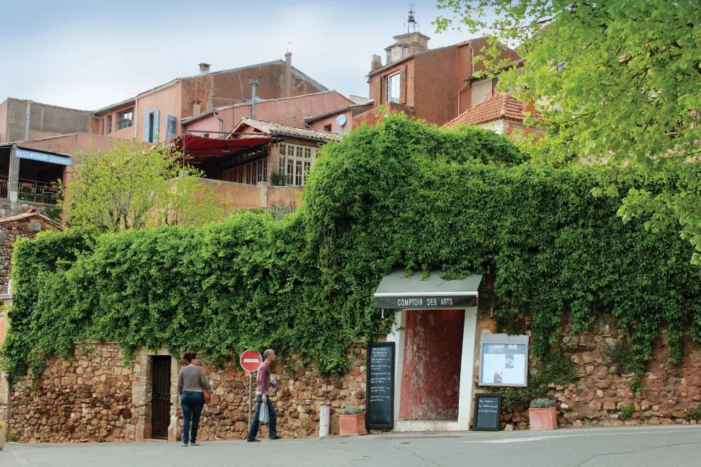 Todo rojo. Roussillon te va a apasionar: los tonos rojizos se adueñan de todos los rincones
