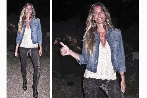 Un clásico. Leggings con trama, remera de encaje, chaqueta de jean y aros con plumas