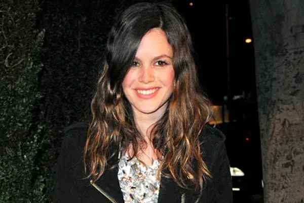 También se usa con el pelo bien morocho, como lo luce Rachel Bilson