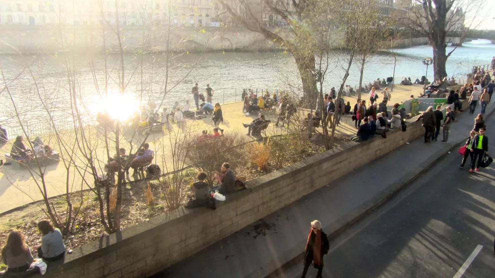 Muchísima gente sentada a orillas del Sena