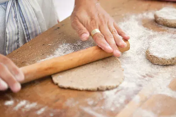 Un truquito es que cuando ya estén listas para llevar al horno, las espolvorees con un puñado de harina, así le das un look gourmet