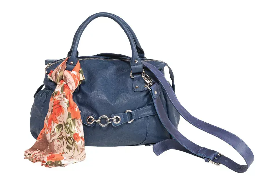 Bolso de ecocuero con hebillas, $212 (Isadora) y pañuelo estampado, $65 (Isadora)